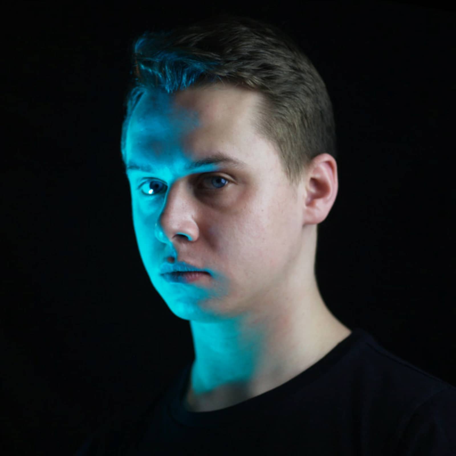 Brendan Ashmore Feat. Haes — Young Right Now (Original Mix)